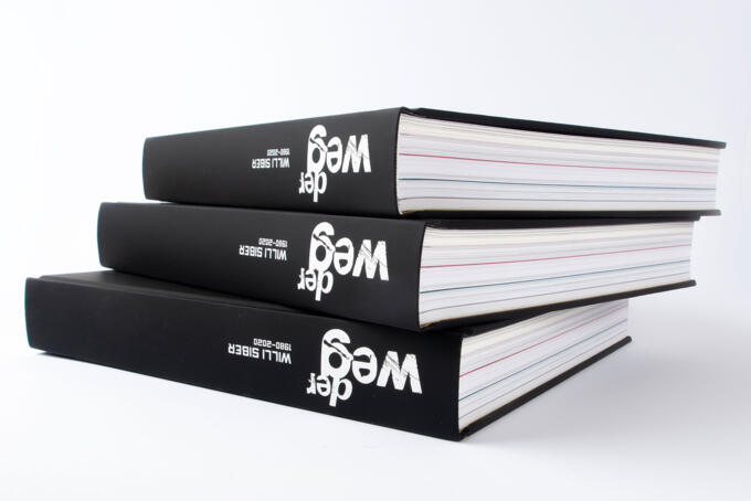 Hardcover Buch mit weißem Siebdruck auf schwarzem Buch