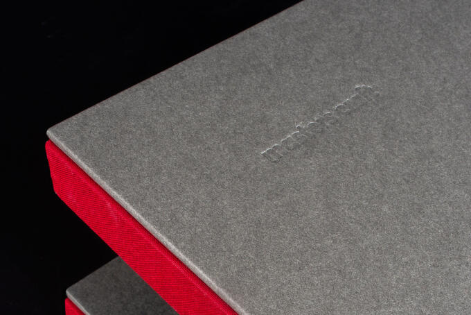 Blindprägung auf Titel an Steifbroschur