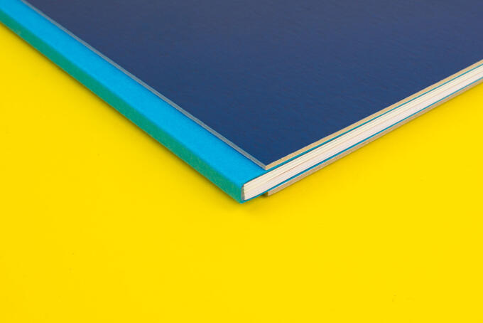 Aufgeklebte Buchdecken auf einer Steifbroschur