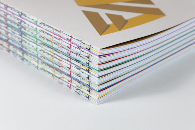 Offene Fadenheftung mit bunte Fäden