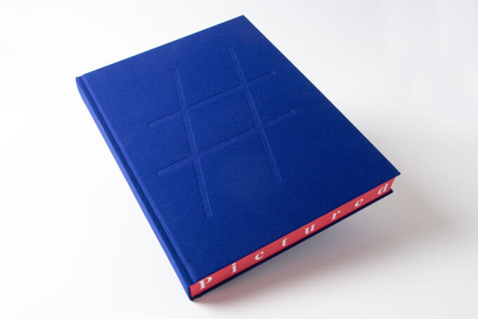 Hardcover Buch mit Prägung und Leineneinband und Farbschnitt