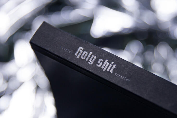 Schwarzes Papier bedruckt mit schwarz als alternative zum UV-Lack