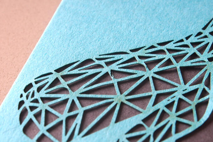 Laserstanzung von einer Hand auf Papier