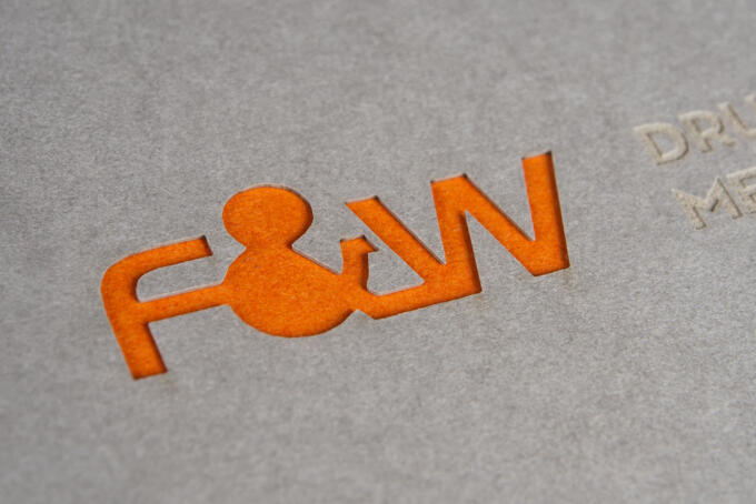 Laserstanzung auf Gmund Color Papier eines Logos