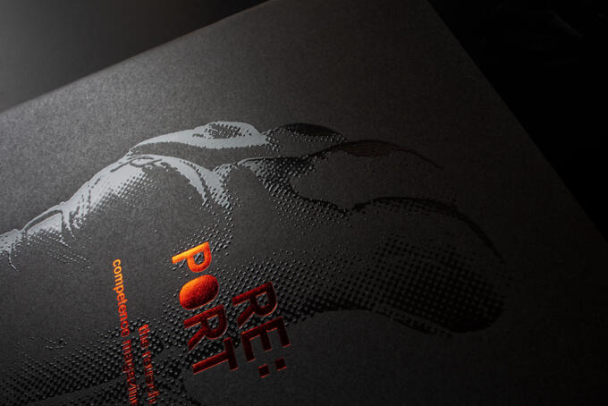 Relieflack / Strukturlack auf schwarzem Papier