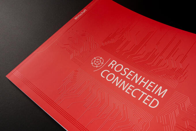 Relieflack auf rotem Papier im Offsetdruck