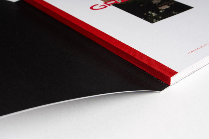 Schweizer Broschur aufgeschlagen