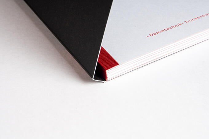 Schweizer Broschur mit rotem Leinenfälzel