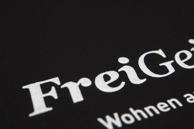 weißer Siebdruck auf schwarzem Papier