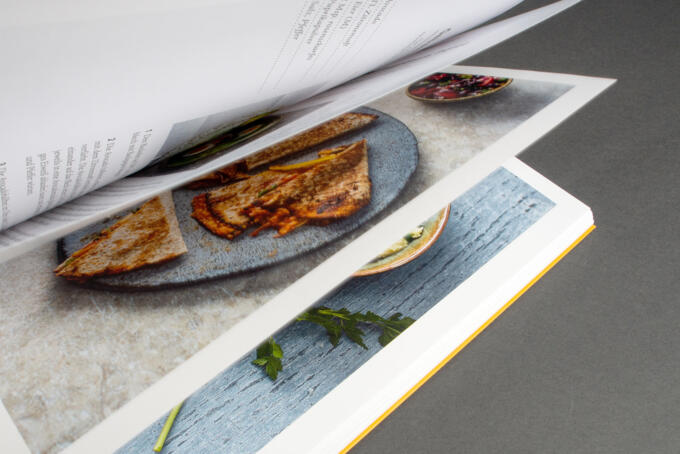 gedrucktes Kochbuch als Fadenheftung mit 8-Seitigem Umschlag