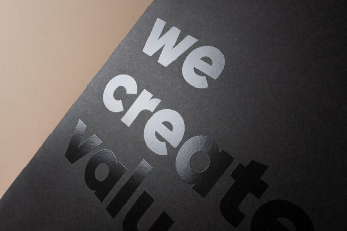 UV-Lack auf schwarzem Papier