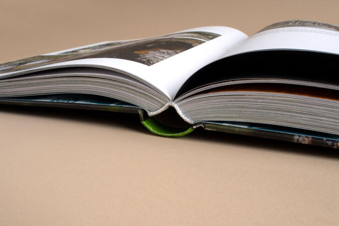 Hardcover Buch mit rundem Rücken und Heißfolienprägung