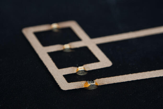 Gedruckte Elektronik: Leuchtmittel und Wiederstand mit leitfähigem Kleber