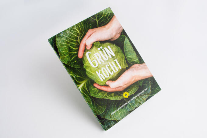 Kochbuch als offene Fadenheftung mit gelben Fäden