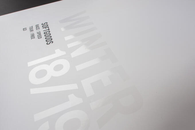 UV Lack auf weißem Papier