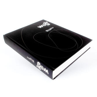 Schwarzes Hardcover Buch mit Relieflack am Titel